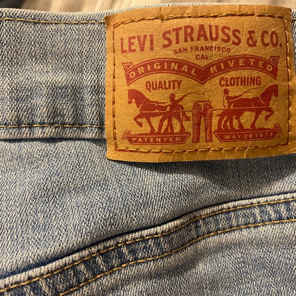 LEVIS MID LENGTH SHORTS in LIGHT WASH SIZE 26 - Picture 5 of 5